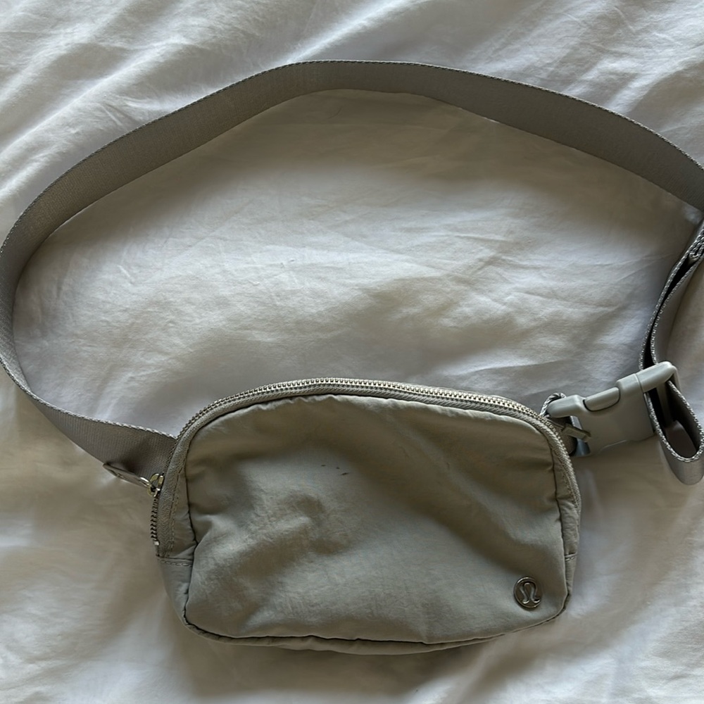LULULEMON everywhere belt bag in silver